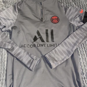 Psg kofta - Psg kofta/ dri fit Normal i passform Nyskick  