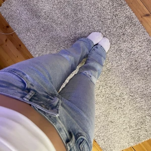Lowrise Bootcut jeans  - Lågmidjade bootcut från hm! Storlek 38 men passar mig med 34🥰 superfina med en slitning på högra knät✌🏼