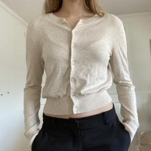 Beige kofta - Fin basic kofta från H&M, knappt använd. Skriv privat för frågor eller flera bilder. 50kr + frakt ❤️