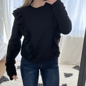 Volang tröja  - Sweatshirt från Monki med volang ! 