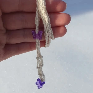 Kristall halsband  - Ett halsband till kristaller med 2 olika berlocker båda lila. 45 kr och köparen står för frakten! KOMMER EJ MED KRISTALL!