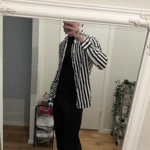 Randig skjorta - Randig skjorta från hm. Knappt använd, nyskick. St M. 