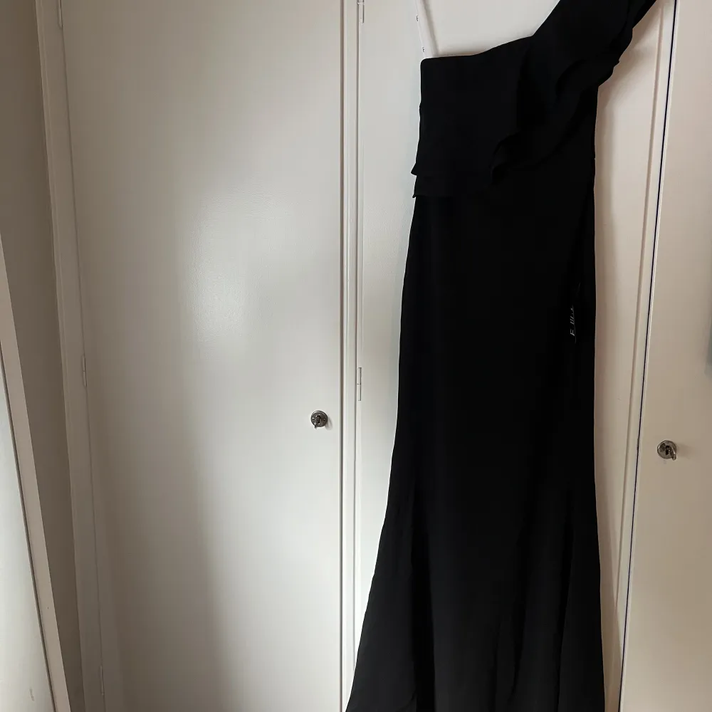 Säljer min fina balklänning som inte kommer till användning💗Den är i storlek S och lång i modellen. Köptes på Lulu’s och den är sprillans ny. Modellen på bilden är 170cm och bär storleken XS, skriv för mer bilder💗Nypris 1300:-. Klänningar.