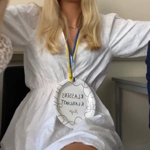 Studentklänning - Säljer min fina studentklänning från förra året💕 Köpt från Zara i strl M men passar mig som är 173 och vanligtvis har strl S. Klänningen funkade så bra hela dagen, särskilt på utspringet!