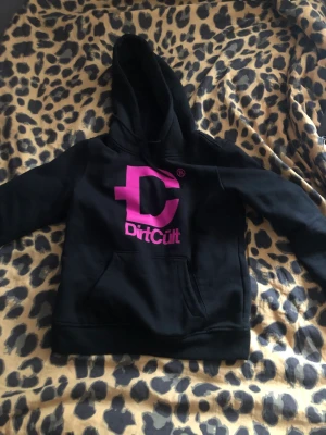 DirtCült hoodie - Säljer min dirt cült hoodie då den inte är i min storlek. Det står large men den är liten i storleken så är mer som en medium