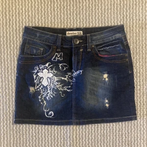 y2k jeanskjol - kjol med coola detaljer och ett självmålat tryck! (kan nog slitas ut efter ett par tvättar) midjemått är ca 78-80cm, frakt ingår inte i priset! 🌟🌟