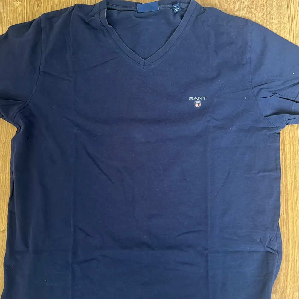 Galet skön gant t-shirt i navy/mörkblå färg i bra skick förutom ett litet hål på magen som är knappt synlig. Därav lägre pris. T-paidat.