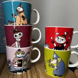 Muminmuggar - Muminmuggar från arabia i perfekt skick. Säljer alla för 300kr eller 100kr styck. Två av muggarna har 75års märket. Toppenskick på alla muggar