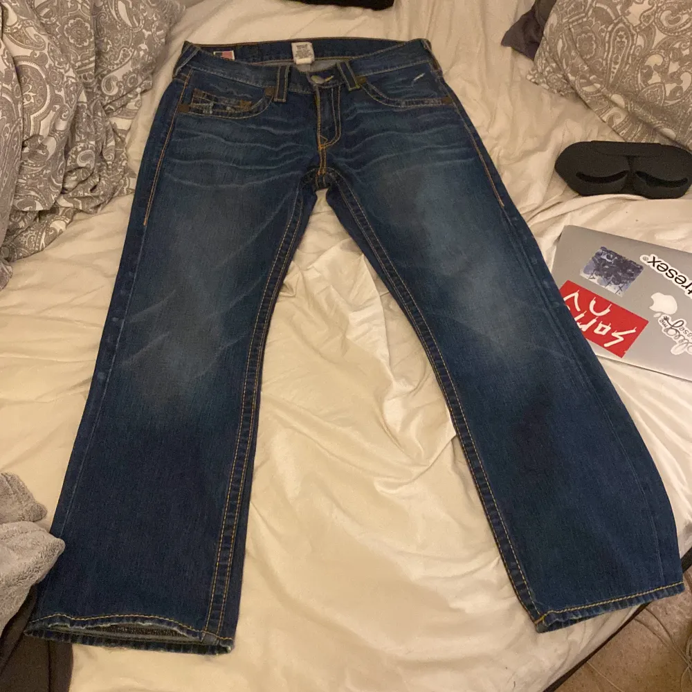 True Religion jeans i perfekt skick i modellen bobby big T! Bara prövat en gång. Pm för frågor eller fler bilder😀Pris går att diskutera. Jeans & Byxor.