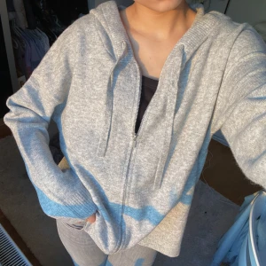 Stickad kofta  - Säljer min helt oanvända och slutsålda stickade kofta från Cartoon med lappar kvar😍 säljer då den aldrig kommer till användning. Jag brukar ha storlek S och denna sitter lite oversized på mig💕 materialet är väldigt mjukt och påminner om soft goat💕