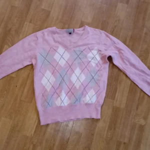 Rosa tröja - En rosa tröja som ger 90s som är storlek 36 men passar även en 38 är i bra skick och stressig  köparen betalar frakt 
