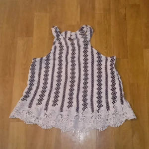 70s tröja  - Fin stretching crop top med volang strår inte vad det är för märke o storlek men skulle kunna gissa på en s/m inga skador 