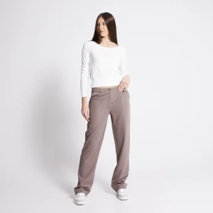 Lågmidjade kostymbyxor  - Säljer dessa lågmidjade kotymbyxor från lager 157. Modellen Nellie. Slutsålda på hemsidan.  Färgen är typ kalltonad brun. OBS lånade bilder kontakta ifall ni vill ha bild på de jag säljer. Använda 2 ggr i nyskick! Strl S säljer fr 150kr original pris: 200