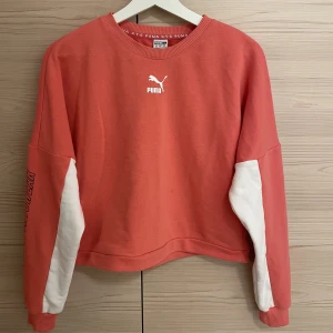 Puma sweatshirt - Rosa sweatshirt från Puma. Storlek XS. Tryck på ena ärmen.