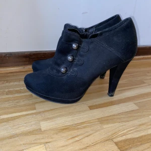 Svarta klackar  - KlackHöjd: 9 cm 