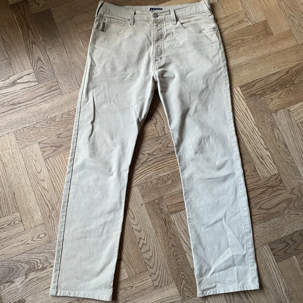 Byxor från Armani, mycket bra kvalitet. Passar mig som har storlek 32/32 jättebra. Jeans & Byxor.