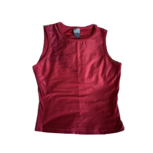 Röd Nike topp - Snygg röd ”träningstopp” från Nike med fina detaljer