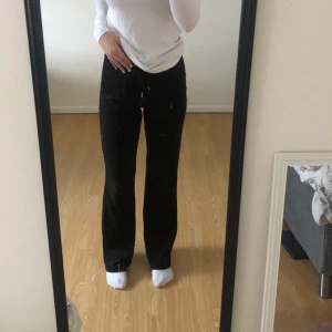 Mjukis - Säljer dessa mjukisar ifrån gina då dom inte används längre. Jag är 162cm. (Frakten ligger på 69kr)