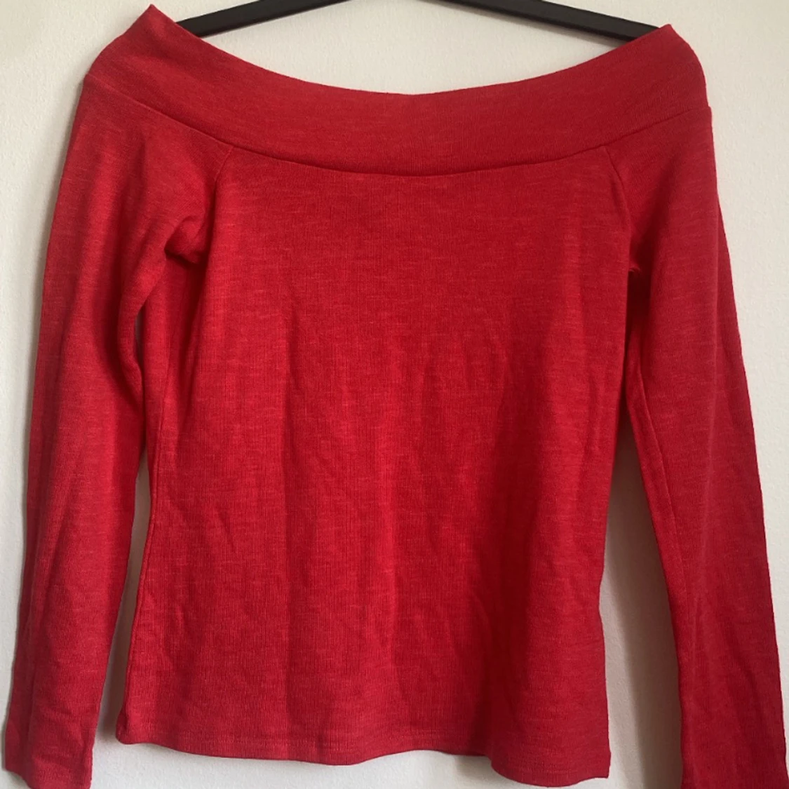 Röd supersöt tröja