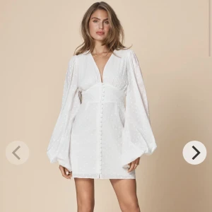 Adoore klänning - Säljer denna superfina adoore klänningen i strl 34 pga att den var för liten (aldrig använd) 🤍 Så fin till studenten eller inför sommaren! Ordinarie pris är 1395:- 