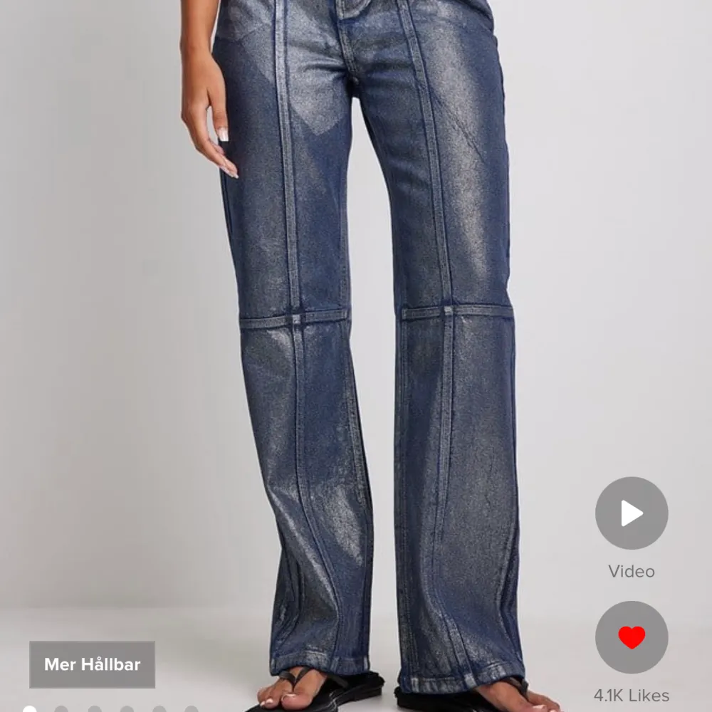 Skitsnygga silvriga och lila jeans från NA-KD. Helt oanvända, säljer då jag råkade köpa två likadana.. Jeans & Byxor.