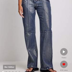Skitsnygga silvriga och lila jeans från NA-KD. Helt oanvända, säljer då jag råkade köpa två likadana.