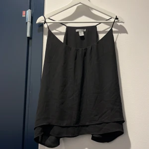 Linne  - Svart linne från H&M, kommer inte till användning för mig. 