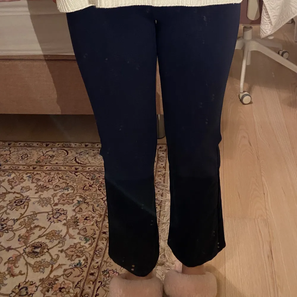 Säljer dessa byxor, dem har lite utsvägning och är i storlek XS men skulle säga att dom är en S då dom är stretchiga med jätte skönt och mjukt material🌸. Jeans & Byxor.