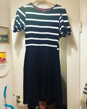 Dorothy Perkins, Klänning, Strl: 38, Svart vit - En svar vit klänning av storlek 38. Är cirka 54,7 cm lång. Har inte använt den på några år nu. Den hämtas i Stockholm eller skickas till dig det är upp till dig.