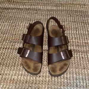 Birkenstock med remmar baktill! Endast använda en sommar. Nypris: 995kr