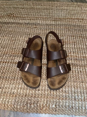 Birkenstock Milano - Birkenstock med remmar baktill! Endast använda en sommar. Nypris: 995kr