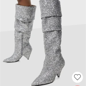 GLITTERBOOTS - Säljer dessa glitterboots med klack ifrån nelly! Storlek 36, endast använda en gång, nyskick!  Nypris: 999 Nuvarande pris: 650