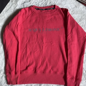 Acqua limone sweatshirt  - Säljer då jag aldrig använt den❤️Köptes från Pondus för några år sedan för 899kr❤️Inga defekter vad jag ser (den verkar typ urtvättad men den va så då jag köpte den)❤️Färg=1:a bilden fast lite rödare (bilden är blekare på plick?) ❤️SPÅRBAR FRAKT 
