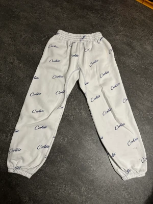 Corteiz joggers - Corteiz joggers i storlek Large. No intro needed. Använda en del så finns en del spår men bör gå bort med vanish o så. För feta byxor. Sitter som en bra large