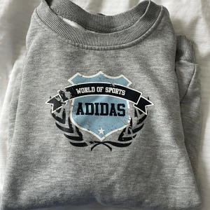 Adidas sweatshirt - Säljer denna fina adidas sweatshirten! I använt men fint skick 💕