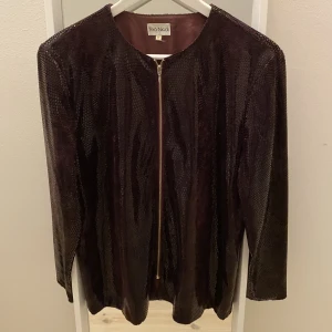 Lila paljettjacka!! - Snygg, festlig jacka med paljetter från Ted Nicol i väldigt bra skick. Storlek 42, men mer som en 38/40, blir lite oversized på mig som annars har S. Skriv för fler bilder eller annat!