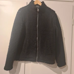 Teddyjacka svart M - Teddyjacka från HM i storlek Medium. Aldrig använd.