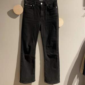 Superfina jeans med rak modell och medelhög midja. I svart/grå tvätt. Aldrig använda, enbart provade. Strl 26 i midjan och 28 cm längd. I mycket gott skick!