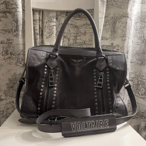 Zadig Voltaire väska  - Så fin väska från Zadig som är köpt för cirka 1år sedan i butik. Den är väldigt snygg men också rymlig! Man kan göra väskan större genom att dra bak dragkedjorna som på bilden. Köpte väskan för cirka 6000kr. Väskan är i väldigt gott! 