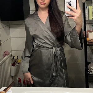 Morgonrock  - Ganska ny, har använt den 4-5 gånger, köpte den ungefär för 6 månader sen. Den passar perfekt, materialet är så skönt.