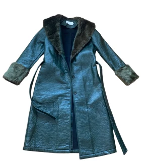 Trenchcoat - Trenchcoat i läderimitation med pälsdetsljer från Nelly!! Mörkgrön färg🌟Köpt här på Plick men i väldigt bra skick!