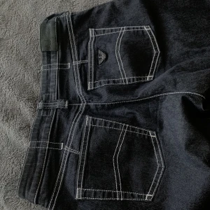 Armani jeans  - Intressekoll!! Lägg ”bud” vid intresse! Svarta jeans med vita sömmar, ”vintage” stil. Väldigt snygga, funkar att ha som både högmidjat och lågmidjade. Rak/lite flare i modellen.  Säljer då de är för stora!🥰