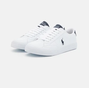 Vita helt nya Ralph lauren sneakers - Helt nya vita Ralph lauren sneakers i storlek 39👟 Köpte dem för fel storlek och vill sälja dem snabbt för mindre pris! De är superfina och det går att matcha dem väldigt enkelt i alla outfits.  Skriv i dm om du vill se mer bilder av skorna och vara säker😌