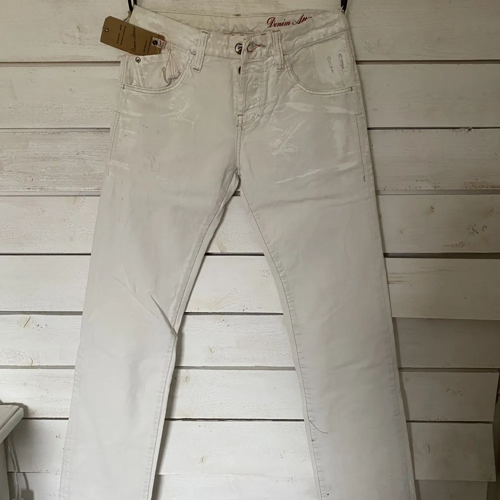 Jättecoola vintage lågmidjade jeans, rakmodell från Jack&Jones🤍 De har kostat 999kr och är helt oanvända!. Jeans & Byxor.