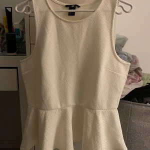 Volangtopp - Gräddvit volangtopp från H&M i storlek M. Oanvänd för den aldrig kommit till användning just för mig. 45kr+frakt