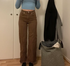 Vida Bruna jeans - Super fina jeans, dom är använda väldigt mycket men är i bra skick. 