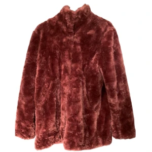 Fake fur coat from Tiger of Sweden - A wonderful wine red coat in faux fur. Bargain price!