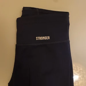 Stronger tights - Mörkblå stronger tights i storlek S. 