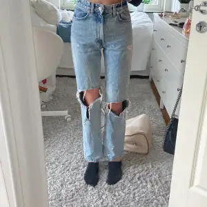 Ett par blåa slitna jeans från zara i storlek 32. Hålet på vänstra benet är lite större än det högra. Säljer dem då de är för korta. (Jag är 170 cm). Skriv om ni vill ha fler bilder❤️