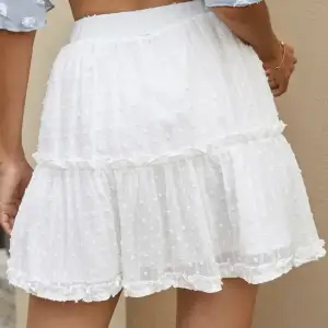 Super fin kjol som tyvärr inte kommer till användning💘 passar till de mesta och är perfekt till sommaren💘
